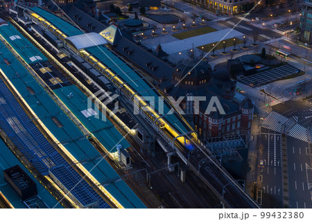 東京都市風景 早朝の東京駅 丸の内駅舎と駅前広場 東京都市風景 早朝の東京駅 丸の内駅舎と駅前広場 99432380