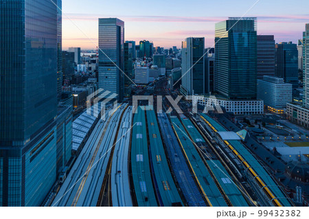 東京都市風景　早朝の東京駅　全景 99432382