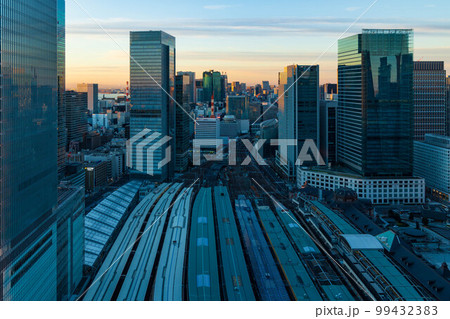 東京都市風景　早朝の東京駅　全景 99432383
