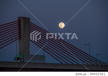 《愛知県》名古屋高速赤トンボ橋と満月 99432561