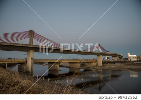 《愛知県》名古屋高速赤トンボ橋と満月 《愛知県》名古屋高速赤トンボ橋と満月 99432562