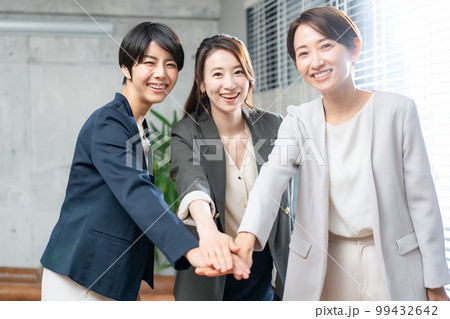 ビジネスイメージ 　重ねる手元 99432642