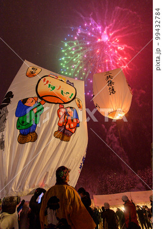 花火開く雪降る夜の紙風船上げ　秋田県　上桧木内 99432784