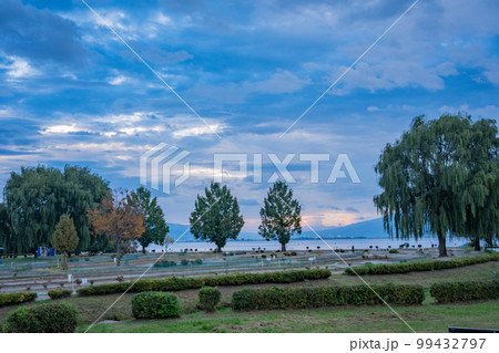 岡谷市 秋の岡谷湖畔公園の朝焼け 長野県 岡谷市 秋の岡谷湖畔公園の朝焼け 長野県 99432797