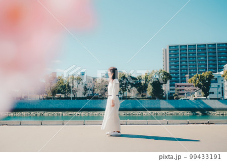 河川敷を歩く若い女性の写真 河川敷を歩く若い女性の写真 99433191
