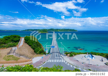 コバルトブルーの美しい海に伸びる角島大橋 99433192