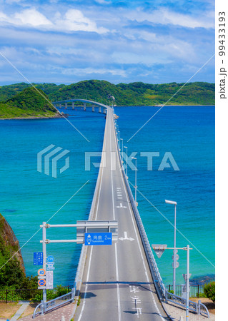 コバルトブルーの美しい海に伸びる角島大橋 99433193