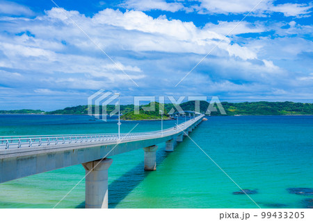 コバルトブルーの美しい海に伸びる角島大橋 99433205