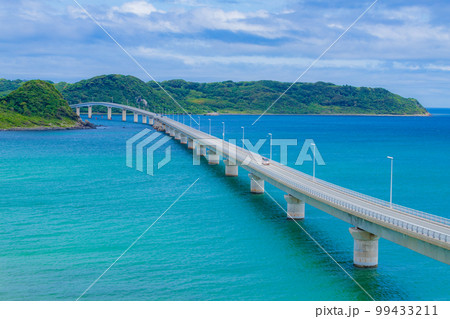 コバルトブルーの美しい海に伸びる角島大橋 99433211