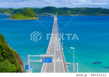 コバルトブルーの美しい海に伸びる角島大橋 99433212