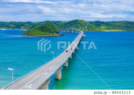 コバルトブルーの美しい海に伸びる角島大橋 99433213