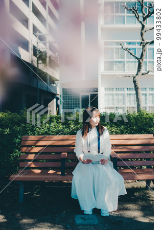 公園で読書をする若い女性の写真 公園で読書をする若い女性の写真 99433802