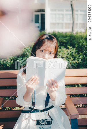 公園で読書をする若い女性の写真 公園で読書をする若い女性の写真 99433809