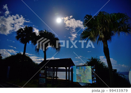 奄美大島　大浜海浜公園　瑠璃色の空と月明り 99433979