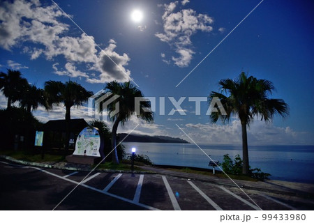奄美大島　大浜海浜公園　瑠璃色の空と月明り 99433980