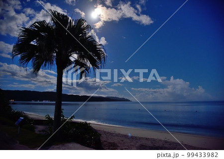奄美大島 大浜海浜公園 瑠璃色の空と月明り 奄美大島 大浜海浜公園 瑠璃色の空と月明り 99433982