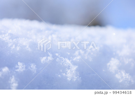 雪の表面　結晶　青空　コピースペース 99434618