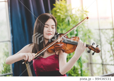 Violinist woman 99436531