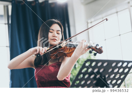 Violinist woman 99436532