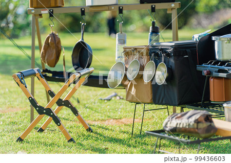 キャンプ場に設置したキャンプ道具・アウトドア用品 99436603