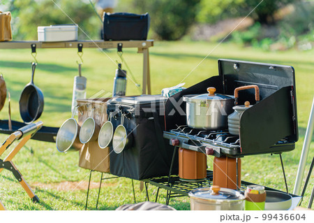 キャンプ場に設置したキャンプ道具・アウトドア用品 99436604