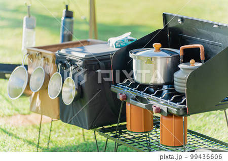 キャンプ場に設置したキャンプ道具・アウトドア用品 キャンプ場に設置したキャンプ道具・アウトドア用品 99436606