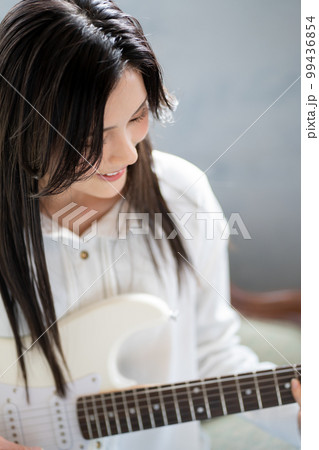 若い女性ポートレート（エレキギター） 99436854