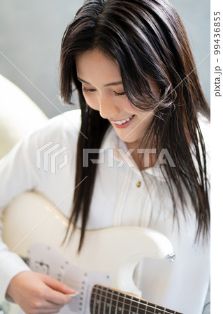 若い女性ポートレート（エレキギター） 99436855
