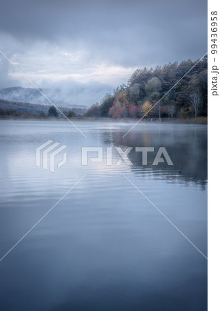 秋の白樺高原　女神湖　長野県 99436958