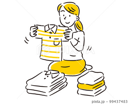 座って洗濯物をたたむ若いお母さん 99437483