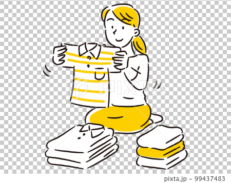 座って洗濯物をたたむ若いお母さん 99437483