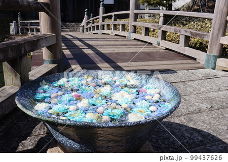 花手水と橋 99437626