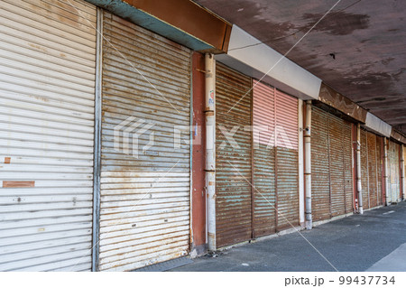店舗が閉店し閑散とした無人の商店街 店舗が閉店し閑散とした無人の商店街 99437734