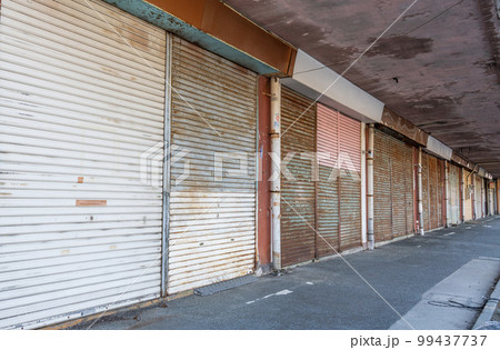 店舗が閉店し閑散とした無人の商店街（イメージ） 99437737