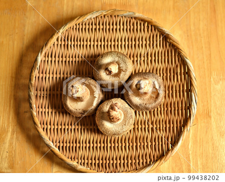 椎茸の旨味たっぷりの原木椎茸 99438202