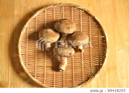 椎茸の旨味たっぷりの原木椎茸 椎茸の旨味たっぷりの原木椎茸 99438205