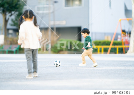 公園で遊ぶ姉妹 公園で遊ぶ姉妹 99438505