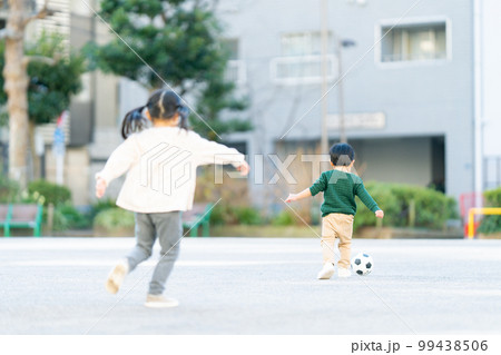 公園で遊ぶ姉妹 公園で遊ぶ姉妹 99438506
