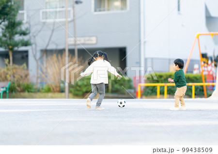 公園で遊ぶ姉妹 99438509
