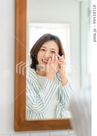 コンタクトレンズ 女性 鏡 コンタクトレンズ 女性 鏡 99438516