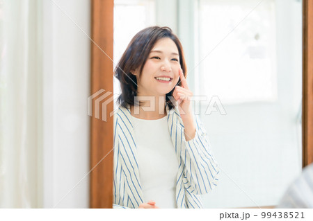 コンタクトレンズ　女性　鏡 99438521