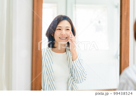 コンタクトレンズ　女性　鏡 99438524