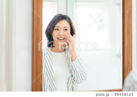 コンタクトレンズ　女性　鏡 99438525