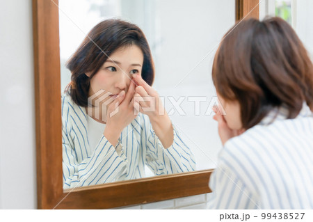 コンタクトレンズ　女性　鏡 99438527