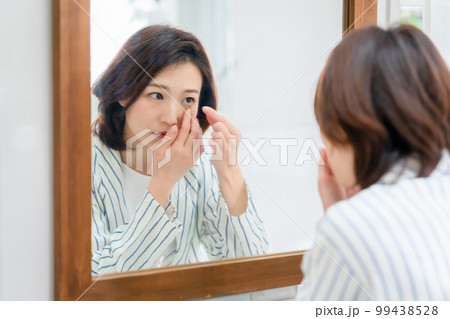 コンタクトレンズ　女性　鏡 99438528