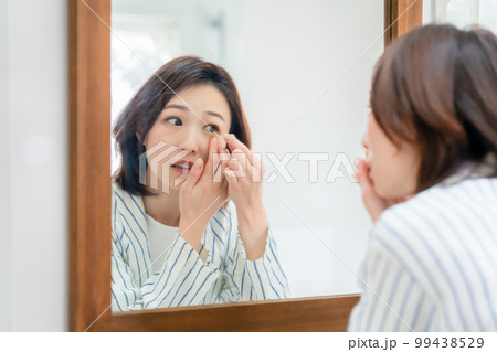 コンタクトレンズ 女性 鏡 コンタクトレンズ 女性 鏡 99438529