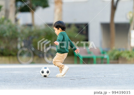 サッカーボールをお追いかける3歳の男の子 サッカーボールをお追いかける3歳の男の子 99439035