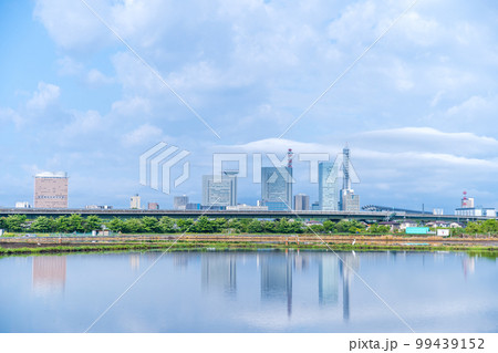 「埼玉県」見沼田んぼ 田植えの時期、水田に映るさいたま新都心 「埼玉県」見沼田んぼ 田植えの時期、水田に映るさいたま新都心 99439152