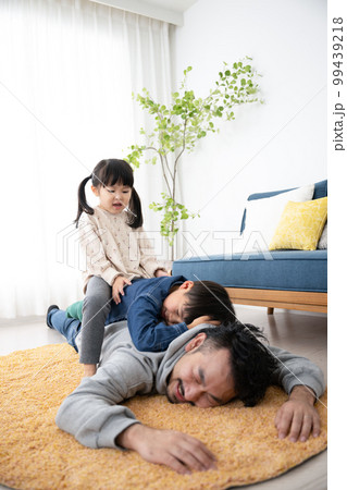 パパ~~!!もっと遊んでよ!!!という休日のパパ 子育て パパ~~!!もっと遊んでよ!!!という休日のパパ 子育て 99439218