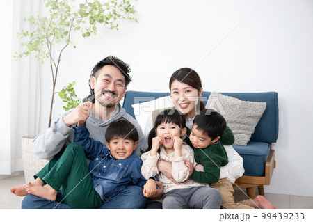 5人家族の年子のポートレート	 99439233